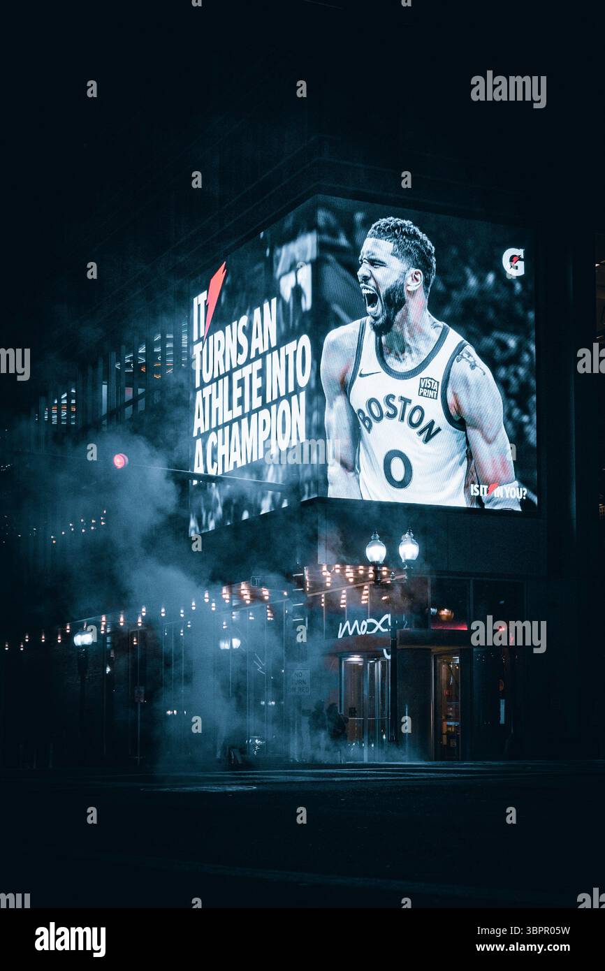 Panneau lumineux avec un Boston Celtics Jayson Tatum et le slogan « il transforme un athlète en champion » au-dessus de l’entrée du Moxy Banque D'Images Panneau lumineux avec un Boston Celtics Jayson Tatum et le slogan « il transforme un athlète en champion » au-dessus de l’entrée du Moxy Banque D'Images