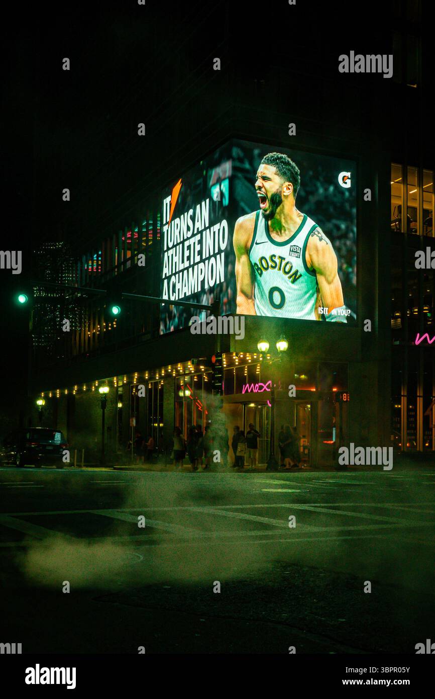 Panneau d'affichage Gatorade d'un joueur des Celtics de Boston au-dessus du Moxy Hotel la nuit, Boston, Massachusetts, USA Banque D'Images Panneau d'affichage Gatorade d'un joueur des Celtics de Boston au-dessus du Moxy Hotel la nuit, Boston, Massachusetts, USA Banque D'Images