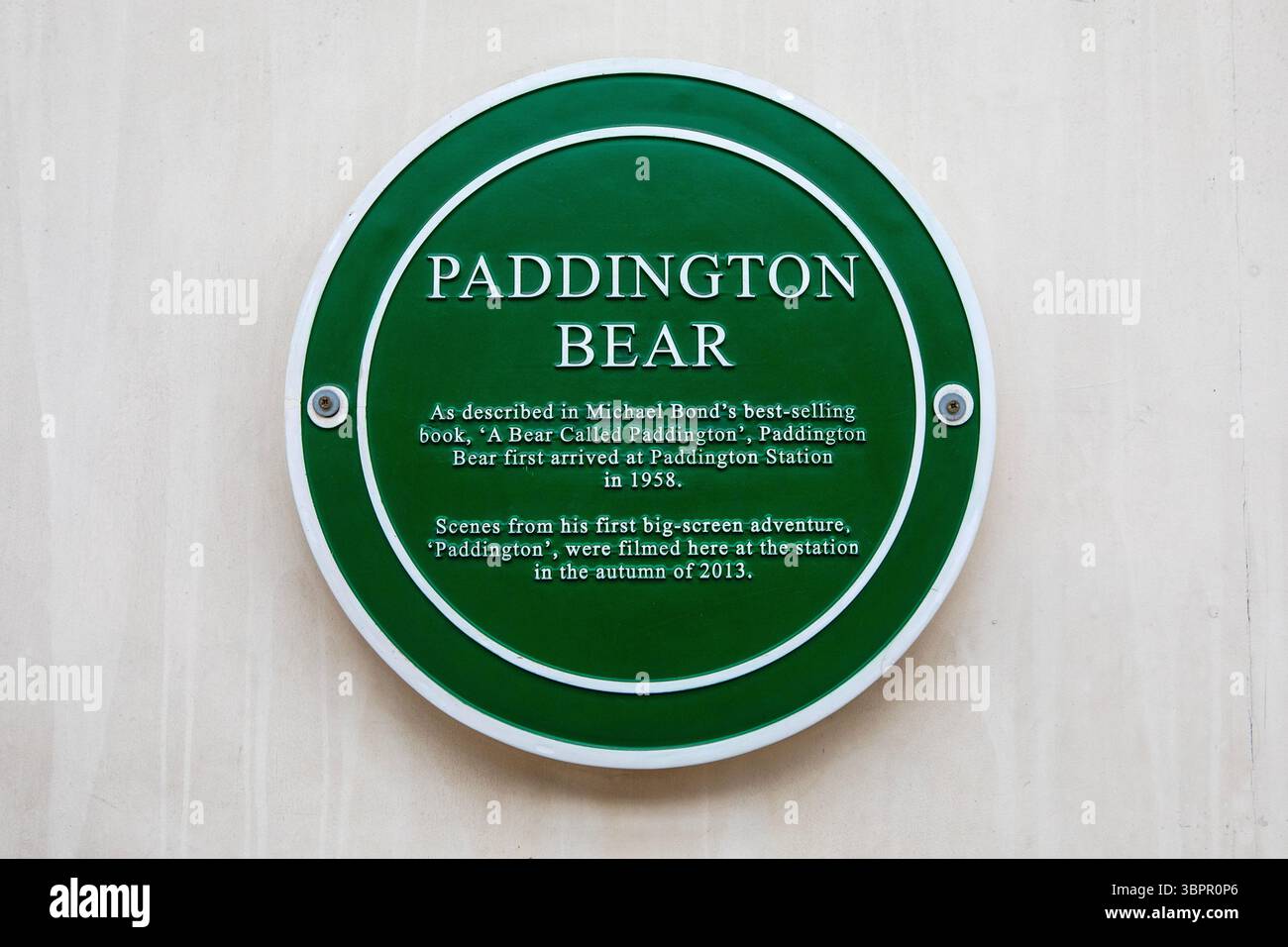 Londres, Royaume-Uni - 24 mars 2025 : une plaque sur le quai 1 de la gare de Paddington à Londres, Royaume-Uni, commémorant l'ours de Paddington. Banque D'Images