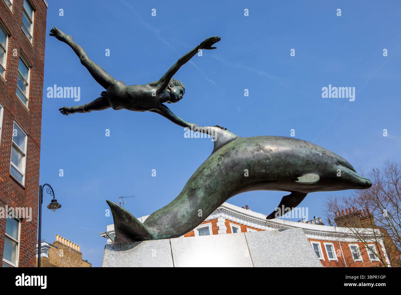 Le magnifique garçon avec une statue de dauphin, situé sur Cheyne Walk dans le quartier de Chelsea à Londres au Royaume-Uni. Banque D'Images