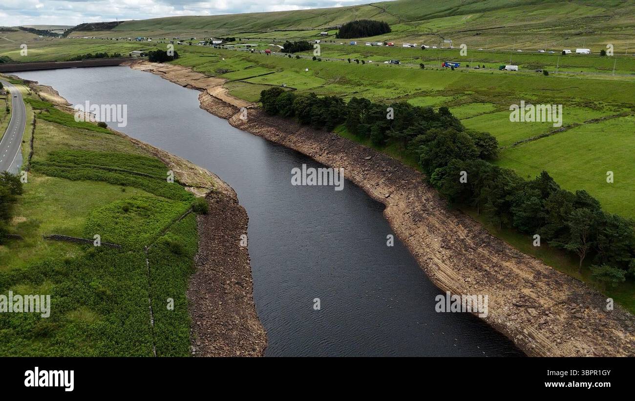 Réservoir Booth Wood dans le West Yorkshire à bas niveau. Les ménages du Yorkshire sont devenus les premiers à être frappés par une interdiction de canalisations par Yorkshire Water, après des mois de temps extrêmement chaud et sec à travers l'Angleterre. Date de la photo : mercredi 9 juillet 2025. Banque D'Images