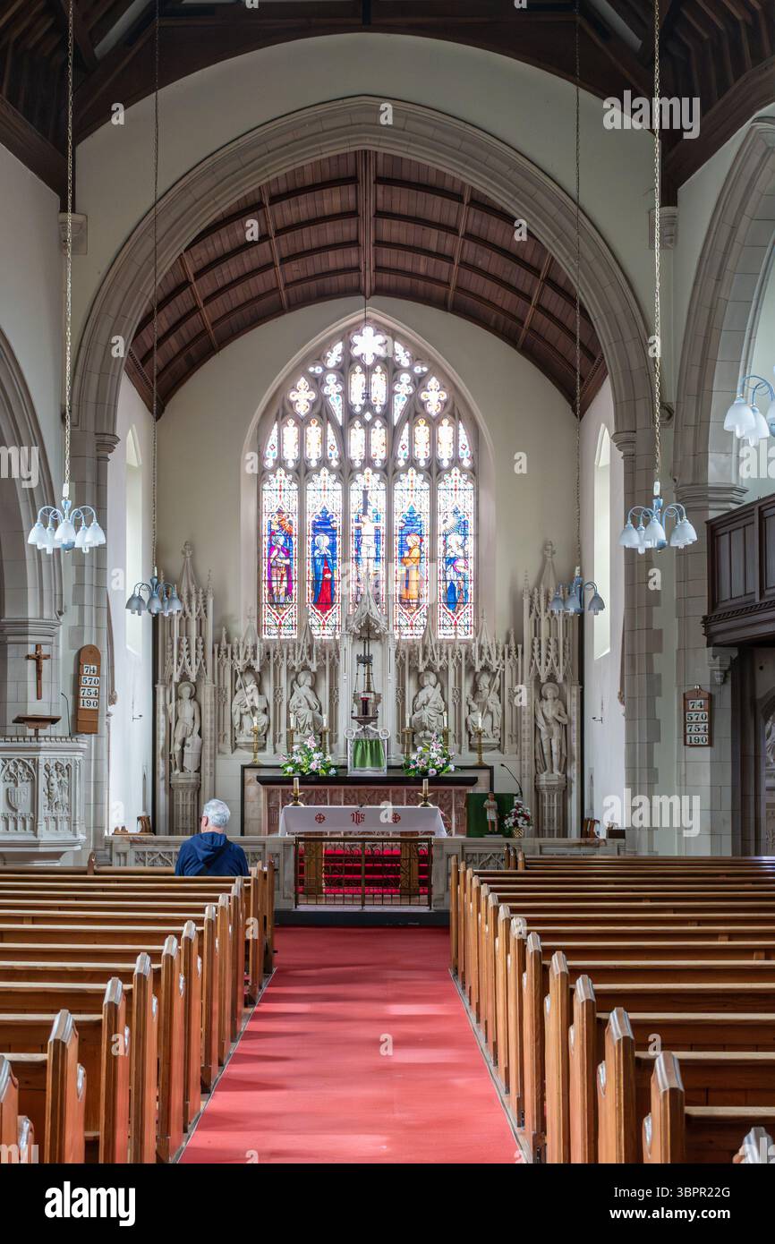 Église paroissiale catholique St Tarcisius à Camberley, Surrey. Vue intérieure de la nef jusqu'au maître-autel Banque D'Images