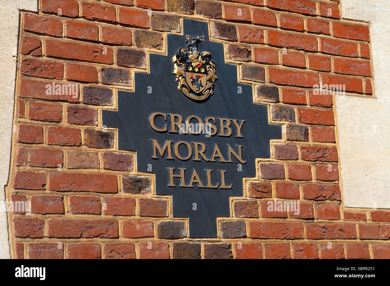 Panneau à l'extérieur du Crosby Moran Hall, situé sur Cheyne Walk à Chelsea, Londres, Royaume-Uni. Banque D'Images