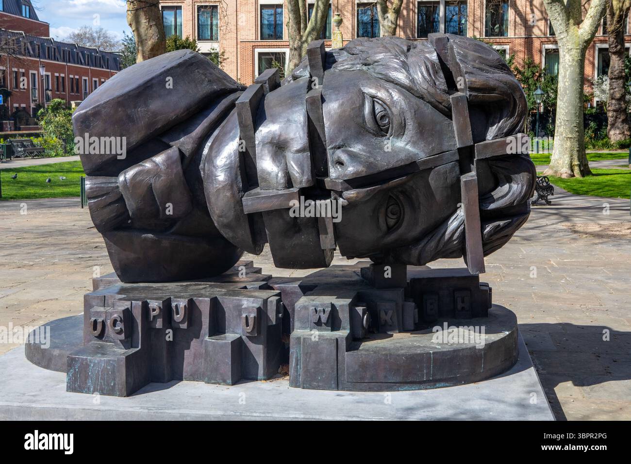 Londres, Royaume-Uni - 31 mars 2025 : une sculpture célébrant l'auteur et poète irlandais Oscar Wilde, situé à Dovehouse Green sur King's Road à Chelsea, Londres, Banque D'Images
