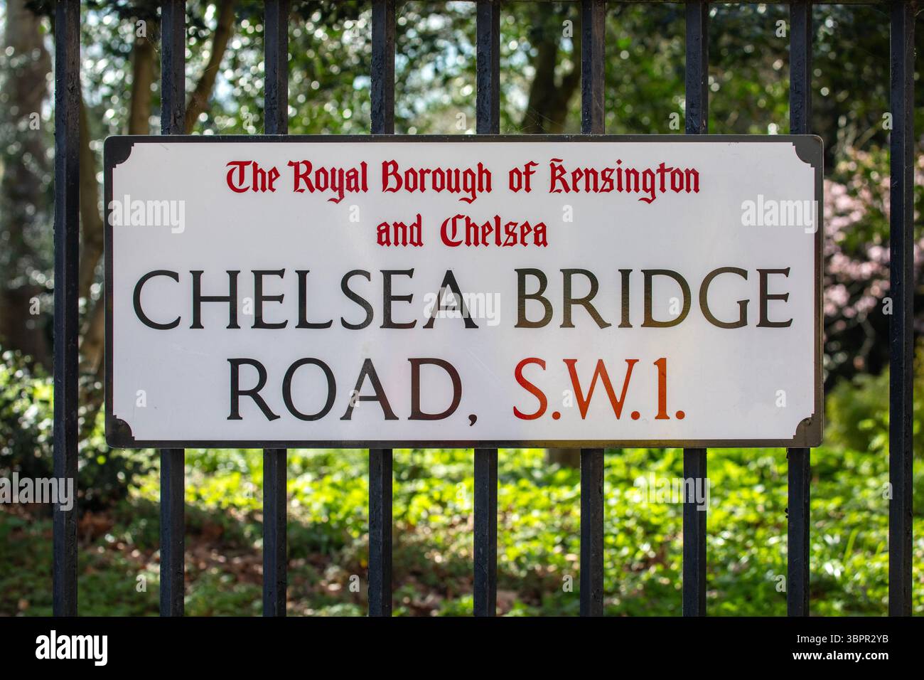 Gros plan d'un panneau de rue pour Chelsea Bridge Road à Londres, Royaume-Uni. Banque D'Images