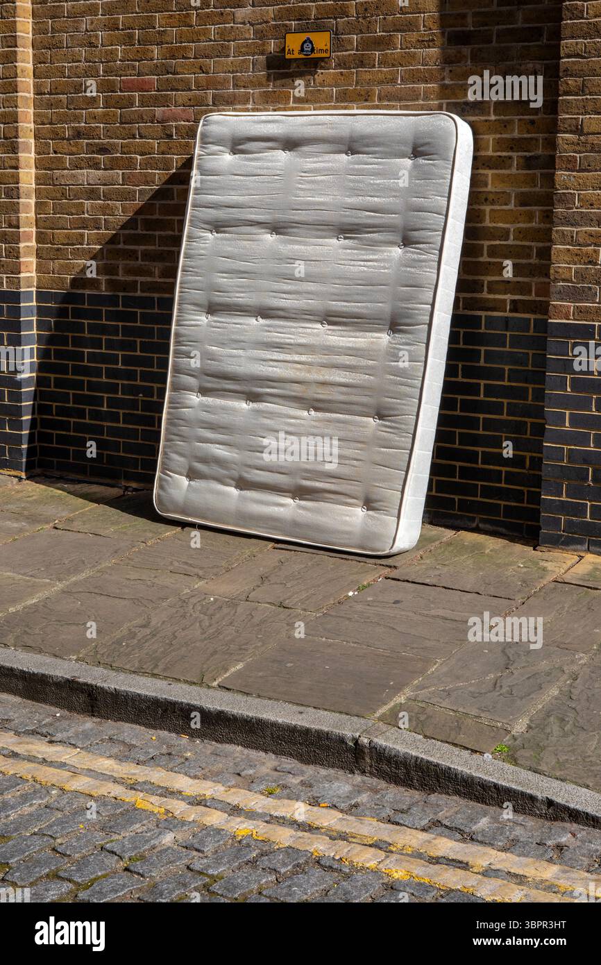 Un matelas abandonné dans une rue de Londres, Royaume-Uni. Banque D'Images