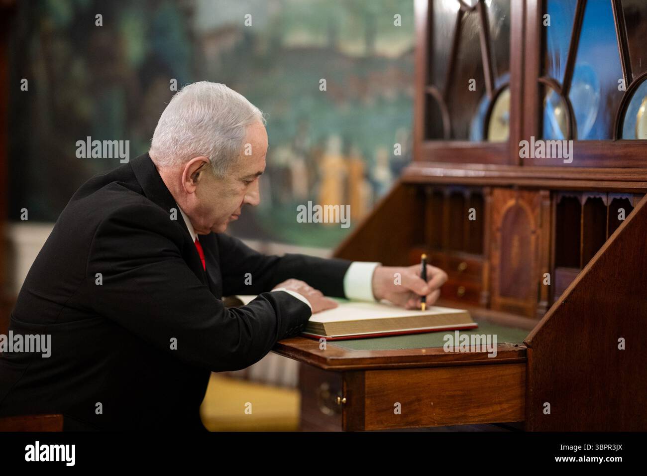 Le premier ministre israélien Benjamin Netanyahu signe le livre d’or à la Maison Blanche, lundi 7 juillet 2025. (Photo officielle de la Maison Blanche par Daniel Torok) Banque D'Images