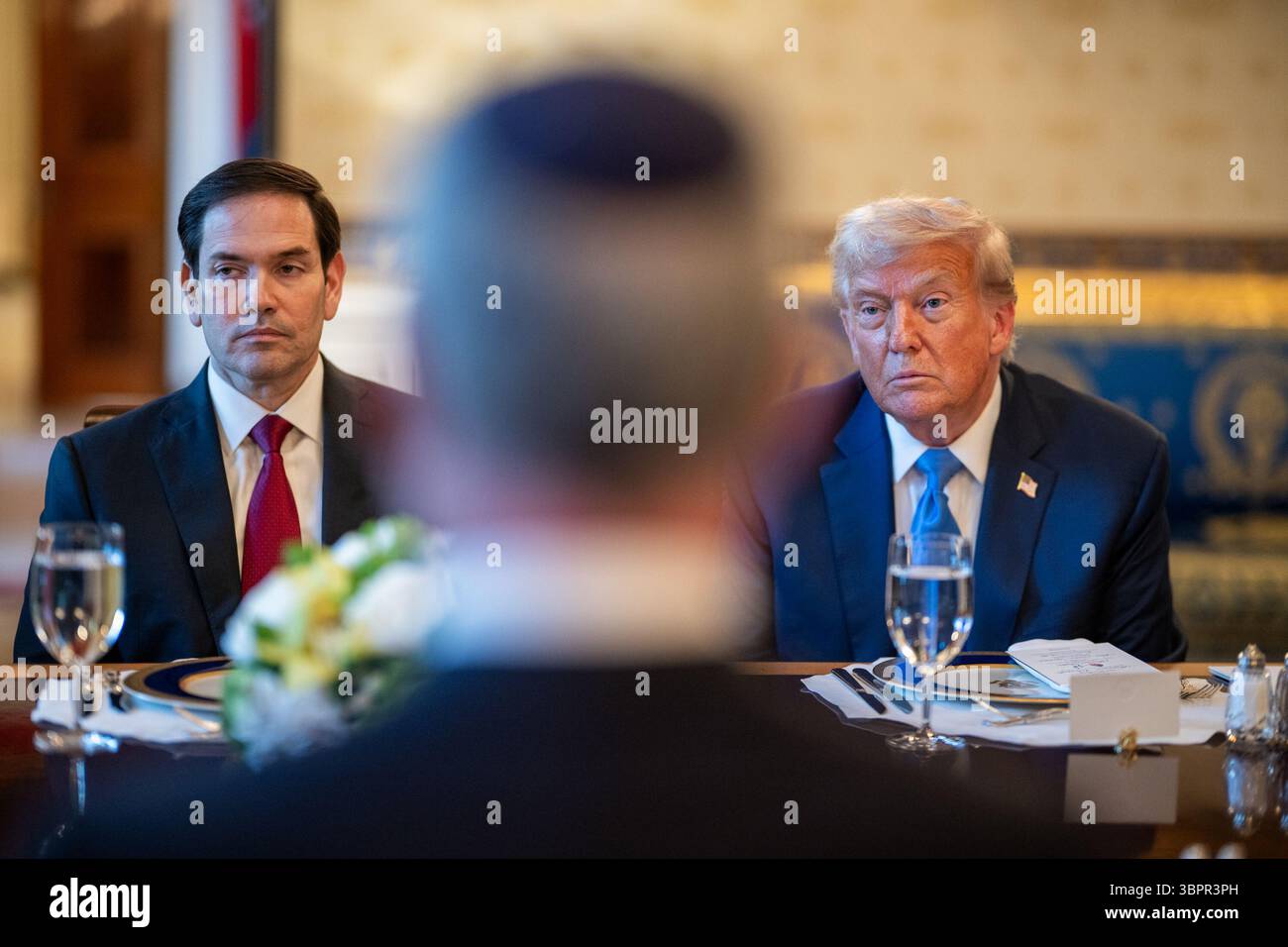 Le président Donald Trump organise un dîner bilatéral pour le premier ministre israélien Benjamin Netanyahu, lundi 7 juillet 2025, dans la salle bleue. (Photo officielle de la Maison Blanche par Daniel Torok) Banque D'Images