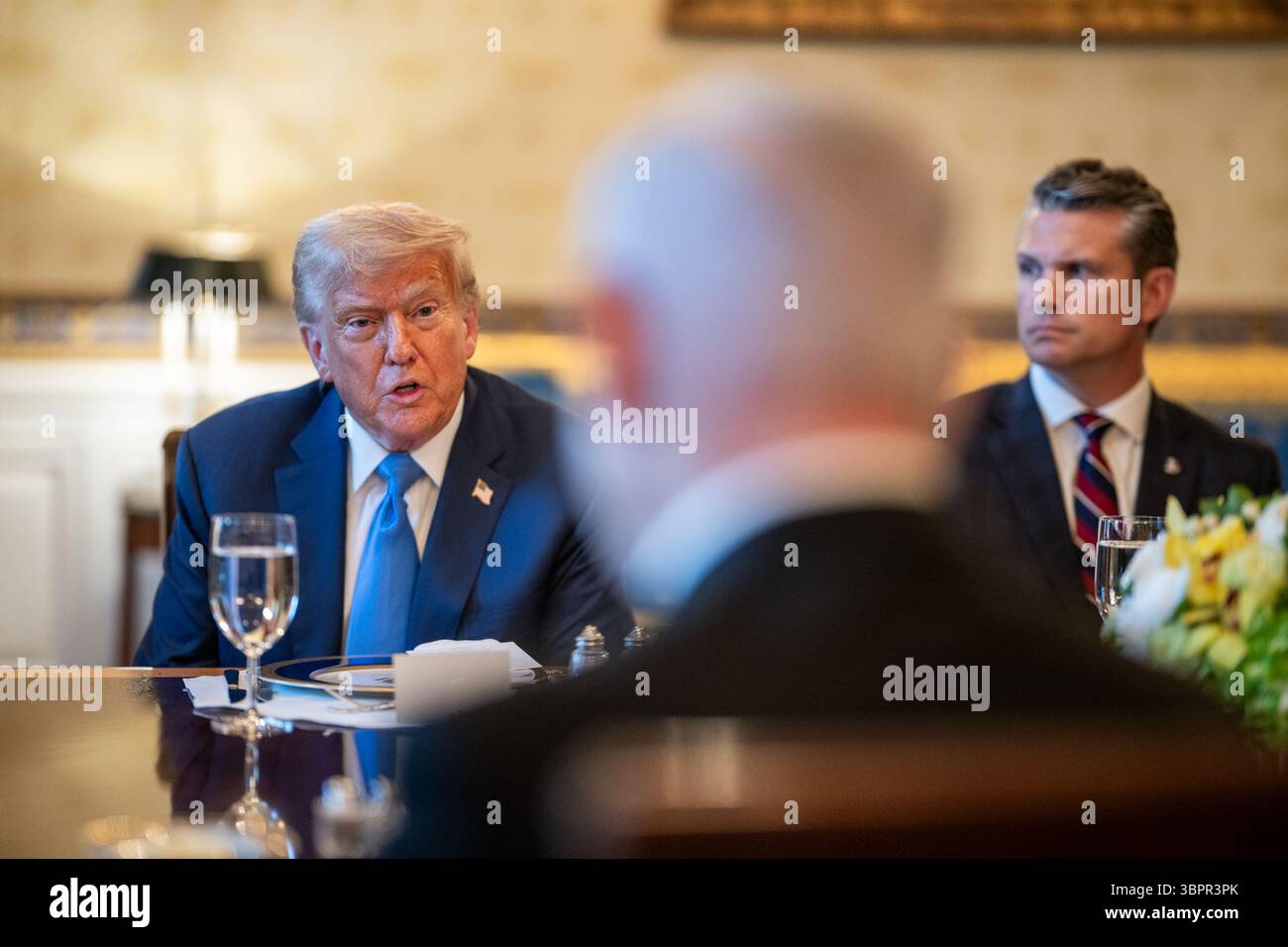 Le président Donald Trump organise un dîner bilatéral pour le premier ministre israélien Benjamin Netanyahu, lundi 7 juillet 2025, dans la salle bleue. (Photo officielle de la Maison Blanche par Daniel Torok) Banque D'Images