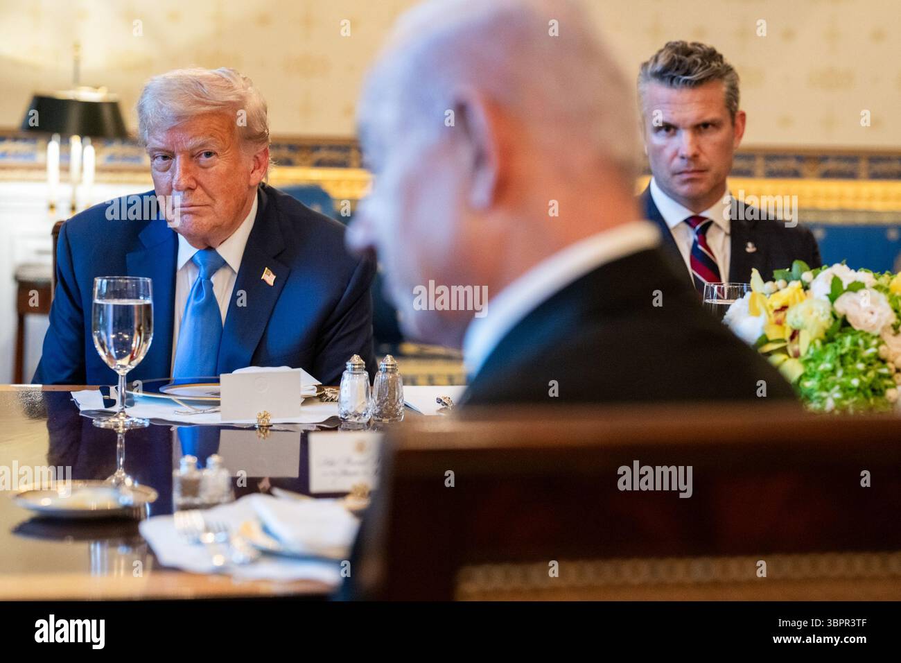 Le président Donald Trump organise un dîner bilatéral pour le premier ministre israélien Benjamin Netanyahu, lundi 7 juillet 2025, dans la salle bleue. (Photo officielle de la Maison Blanche par Daniel Torok) Banque D'Images