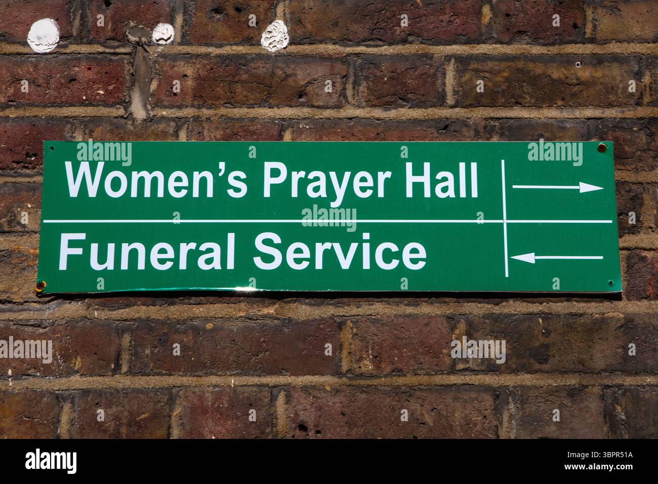 Londres, Royaume-Uni - 27 mars 2025 : gros plan d'un panneau sur Fournier Street dans l'East End de Londres, montrant la direction d'un Womens Prayer Hall au ma Banque D'Images
