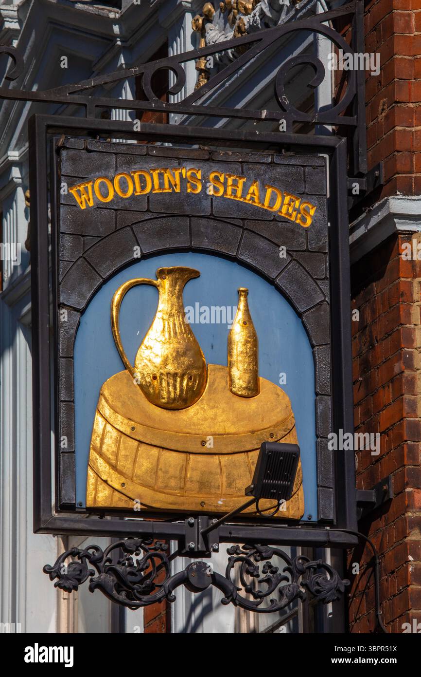 Londres, Royaume-Uni - 27 mars 2025 : un panneau suspendu traditionnel à l'extérieur de la maison publique Woodins Shades, située sur Bishopsgate à Londres, Royaume-Uni. Banque D'Images