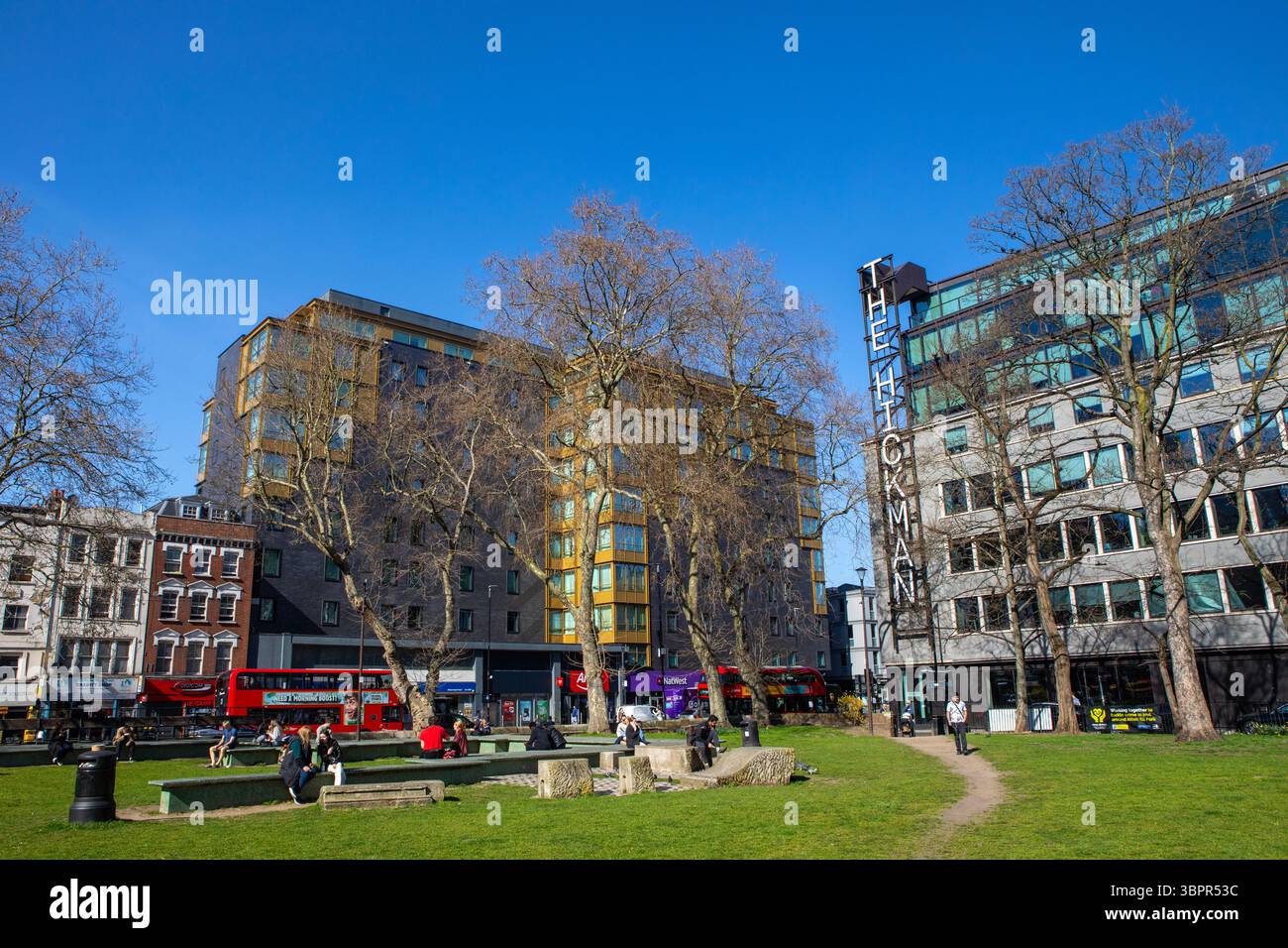 Londres, Royaume-Uni - 27 mars 2025 : une vue dans le parc Altab Ali dans le quartier historique de Whitechapel à East London, Royaume-Uni. Banque D'Images