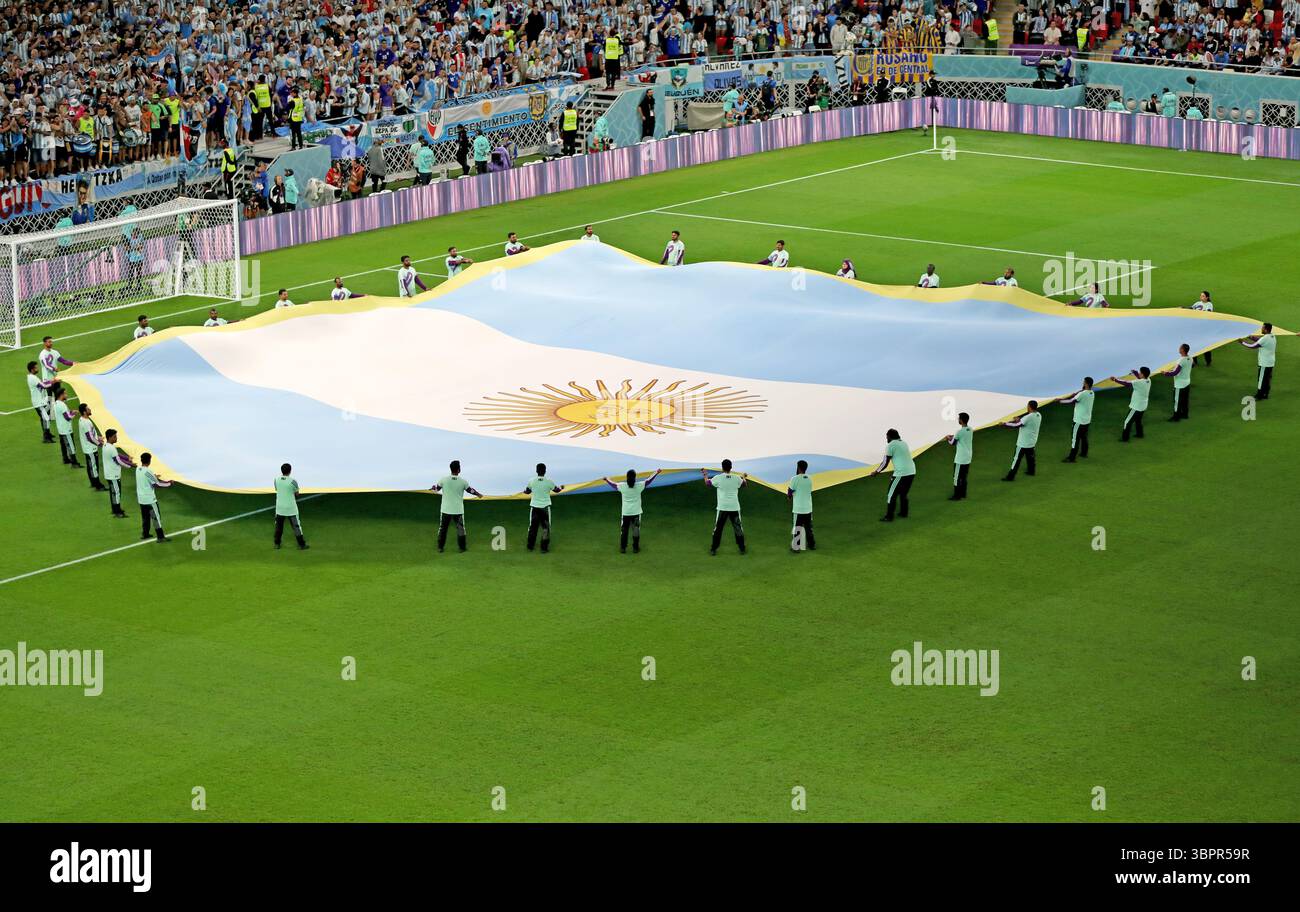 Un drapeau argentin géant se déploie sur le terrain lors de la cérémonie d'avant-match, captivant les fans avec un spectacle étonnant de fierté nationale. Banque D'Images