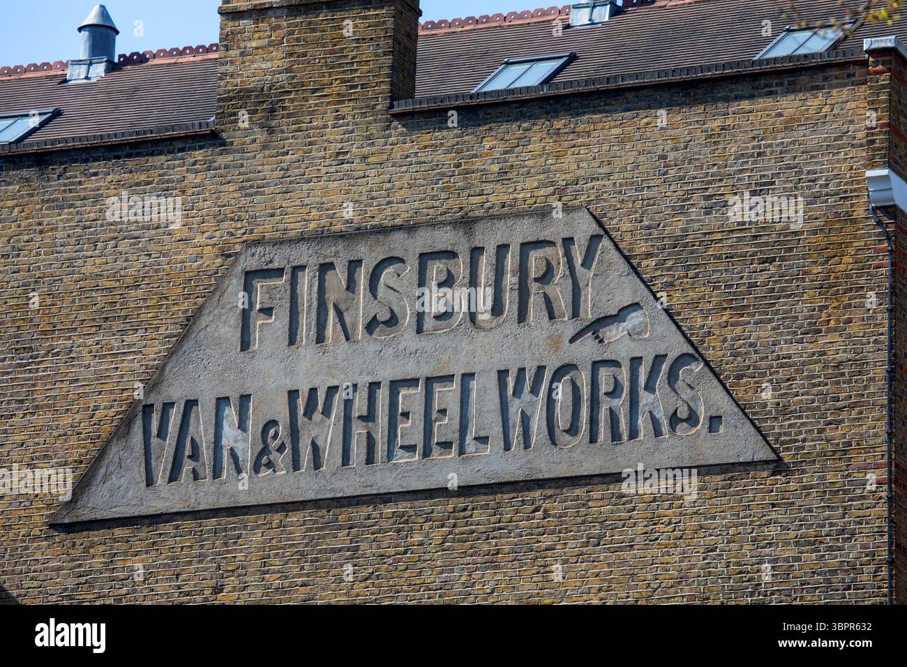 Un panneau vintage Finsbury Van and Wheel Works sur Old Street à Londres, Royaume-Uni. Banque D'Images