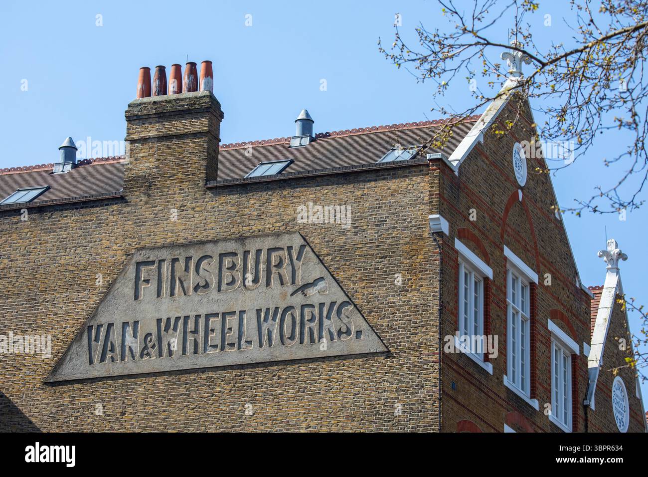 Un panneau vintage Finsbury Van and Wheel Works sur Old Street à Londres, Royaume-Uni. Banque D'Images