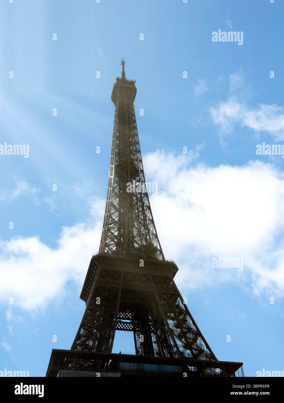 Paris Tour Eiffel, emblématique Paris, France point de repère contre ciel bleu et rayons du soleil Banque D'Images