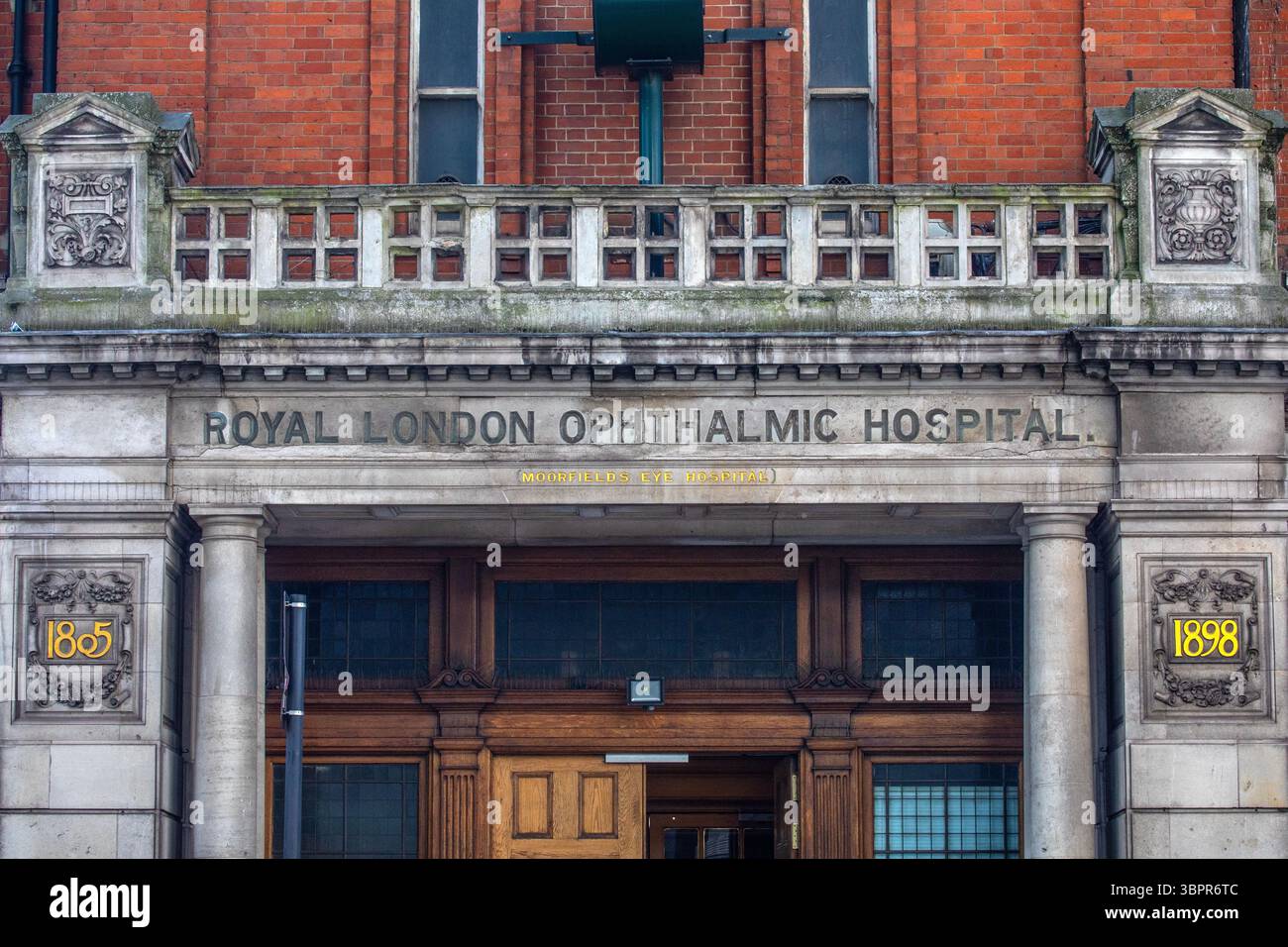 Londres, Royaume-Uni - 3 avril 2025 : panneau vintage Royal London Opthalmic Hospital sur l'extérieur du Moorfields Eye Hospital à Londres, Royaume-Uni. Banque D'Images