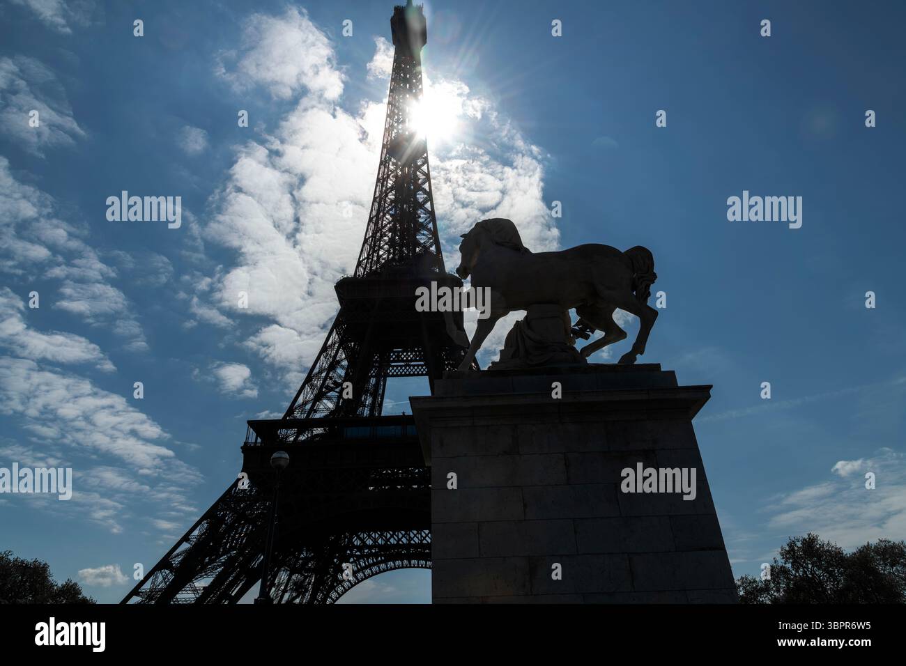 Paris, France - 6 mai 2025 : silhouette du maréchal Joffre, général français, statue et tour Eiffel en arrière-plan, étoile brillante éclate. Banque D'Images