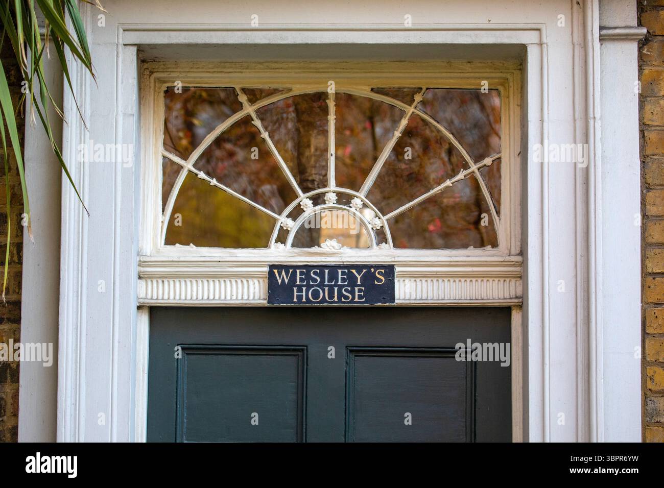 Londres, Royaume-Uni - 3 avril 2025 : le panneau au-dessus de la porte de la maison de John Wesley sur City Road à Londres, Royaume-Uni. Religieux historique, théologien et évangéliste JO Banque D'Images