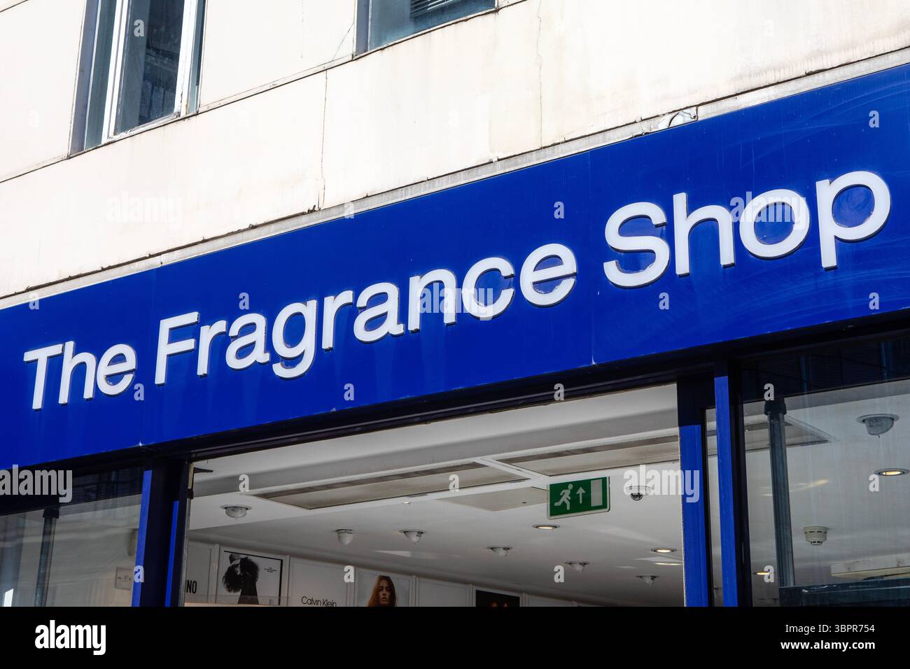 Londres, Royaume-Uni - 3 avril 2025 : le logo Fragrance Shop sur l'extérieur de leur magasin sur Oxford Street dans le centre de Londres, Royaume-Uni. Banque D'Images