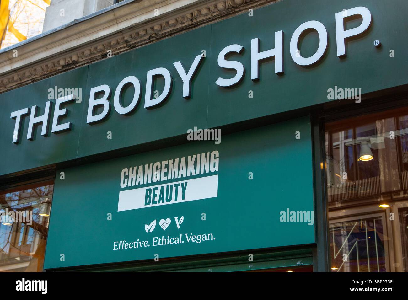 Londres, Royaume-Uni - 3 avril 2025 : le logo Body Shop à l'extérieur de leur magasin sur Oxford Street dans le centre de Londres, Royaume-Uni. Banque D'Images