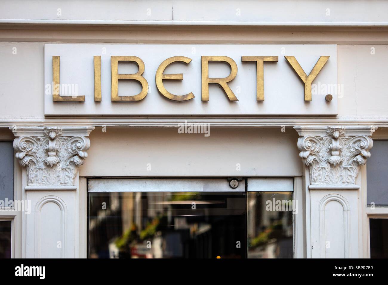 Londres, Royaume-Uni - 3 avril 2025 : panneau à l'extérieur du magasin Liberty historique sur Great Marlborough Street dans le centre de Londres, Royaume-Uni. Banque D'Images