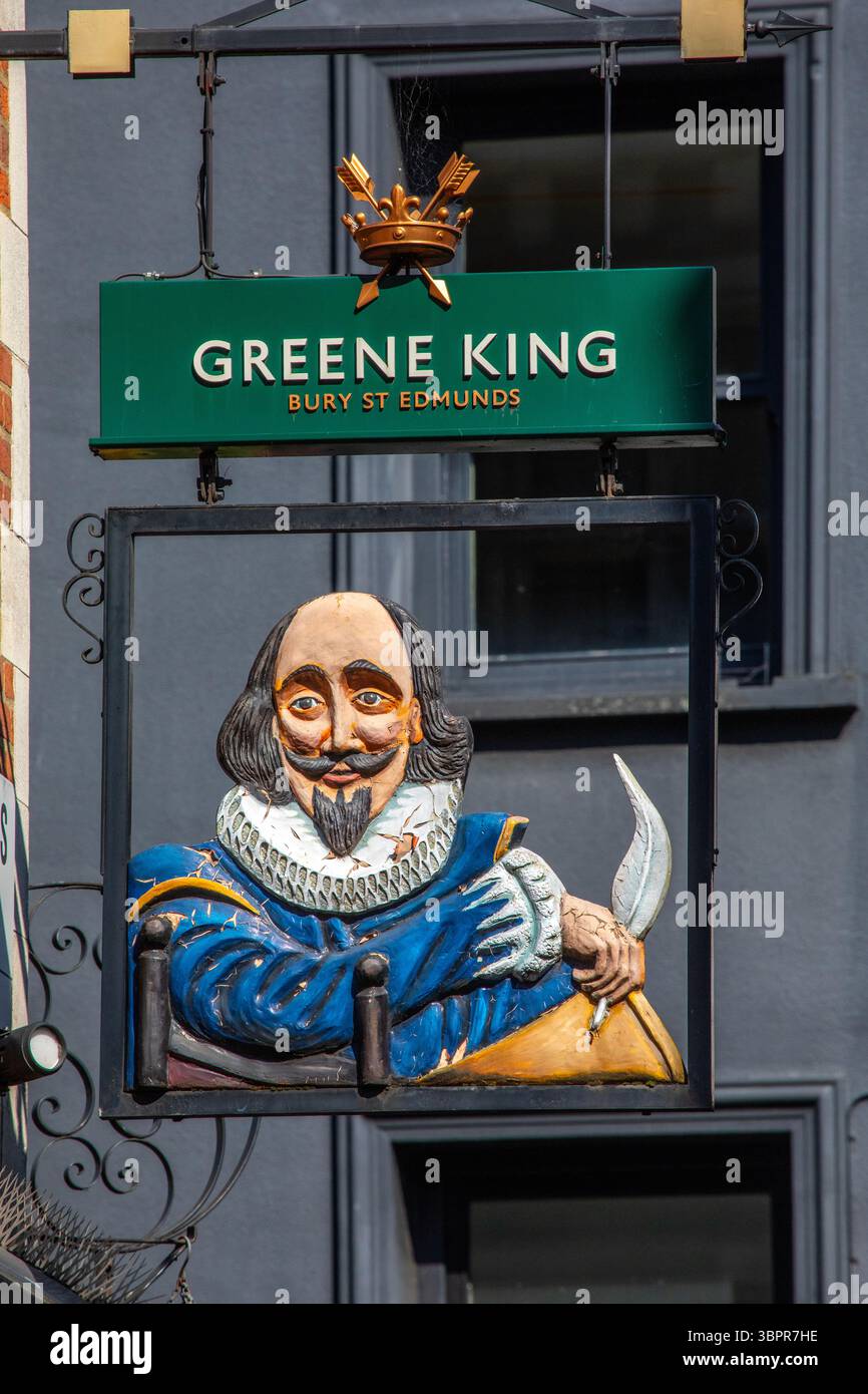 Londres, Royaume-Uni - 3 avril 2025 : le panneau suspendu traditionnel à l'extérieur du pub Shakespeare's Head, situé sur Great Marlborough Street dans l'SO Banque D'Images