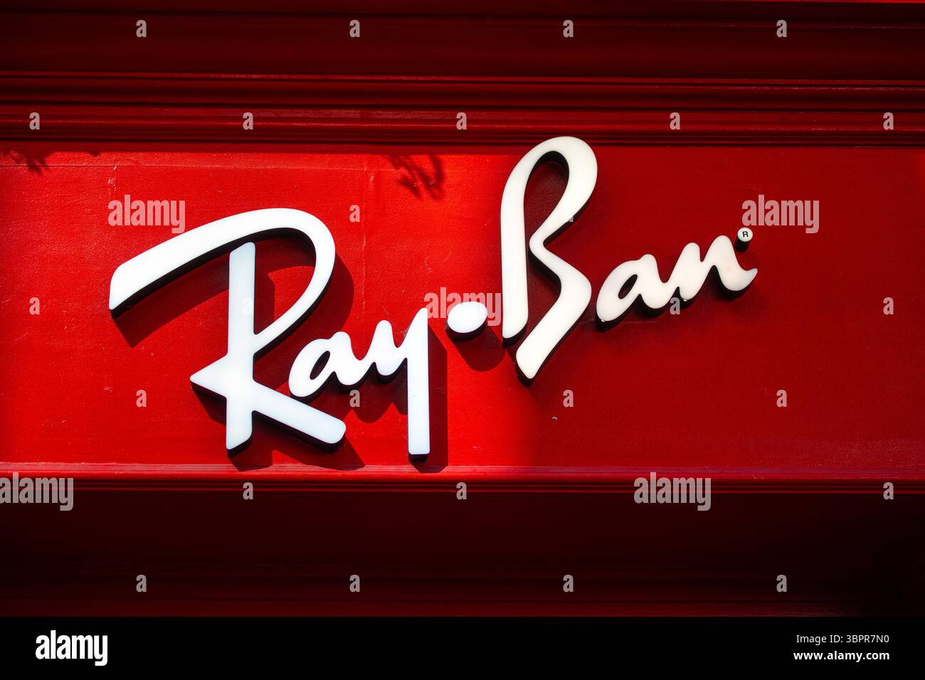 Londres, Royaume-Uni - 3 avril 2025 : le logo Ray Ban sur l'extérieur de leur magasin sur Carnaby Street dans le centre de Londres, Royaume-Uni. Banque D'Images