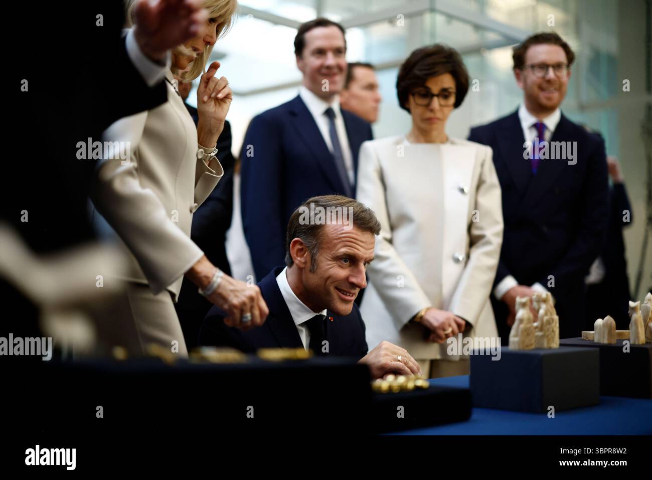Le président français Emmanuel Macron et son épouse Brigitte regardent les échiquiers Lewis qui seront prêtés à la France en échange de la tapisserie de Bayeux, lors d'une visite au British Museum de Londres, le deuxième jour de la visite d'État du président français au Royaume-Uni. Date de la photo : mercredi 9 juillet 2025. Banque D'Images
