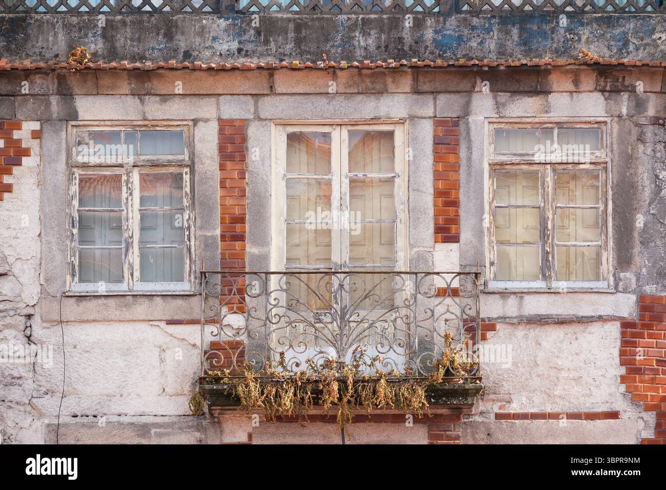 Décadence avec charme, une maison morbide fa ade dans la vieille ville de Porto témoigne de la splendeur ancienne et des défis de la préservation de la construction historique Banque D'Images