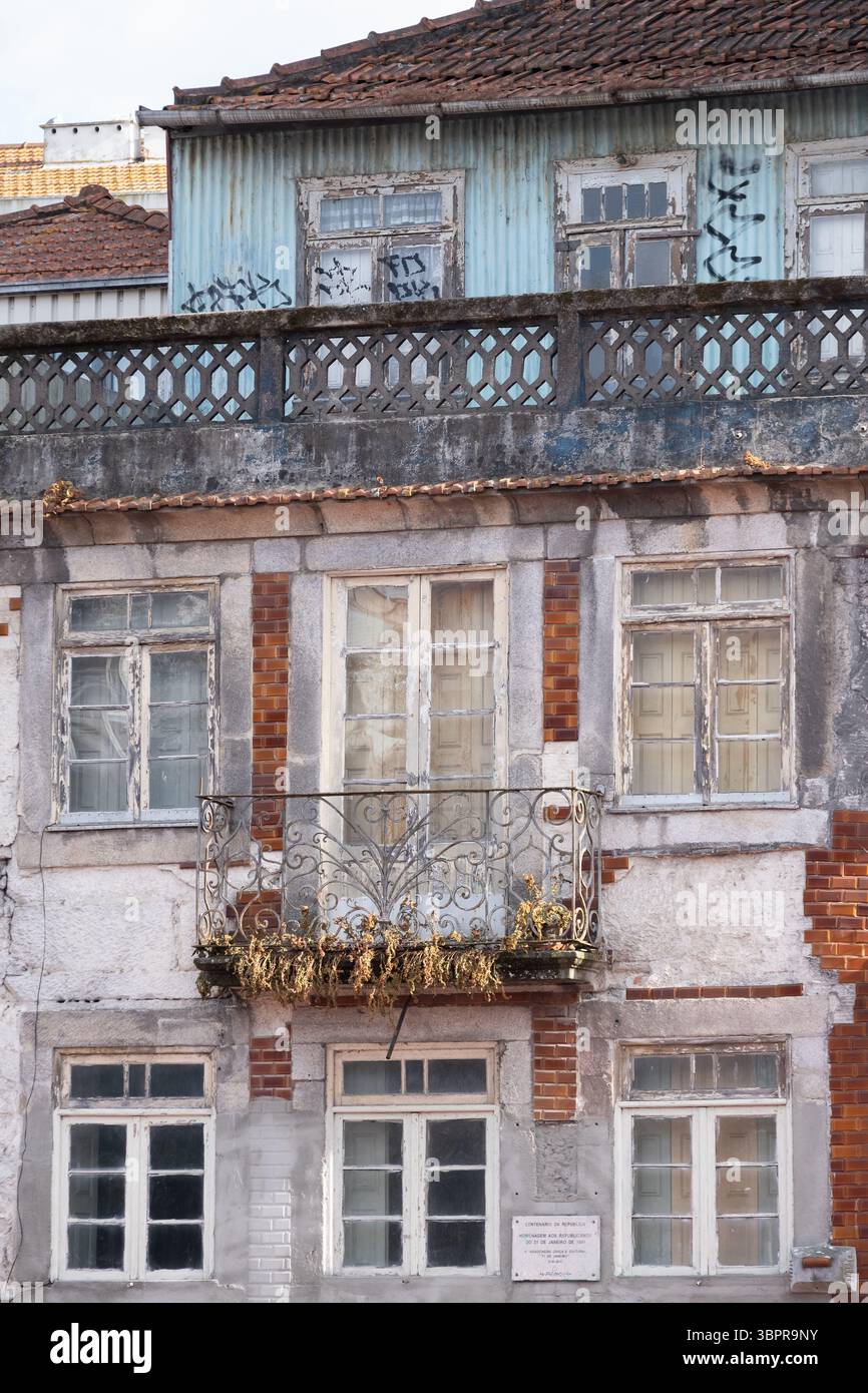 Décadence avec charme, une maison morbide fa ade dans la vieille ville de Porto témoigne de la splendeur ancienne et des défis de la préservation de la construction historique Banque D'Images