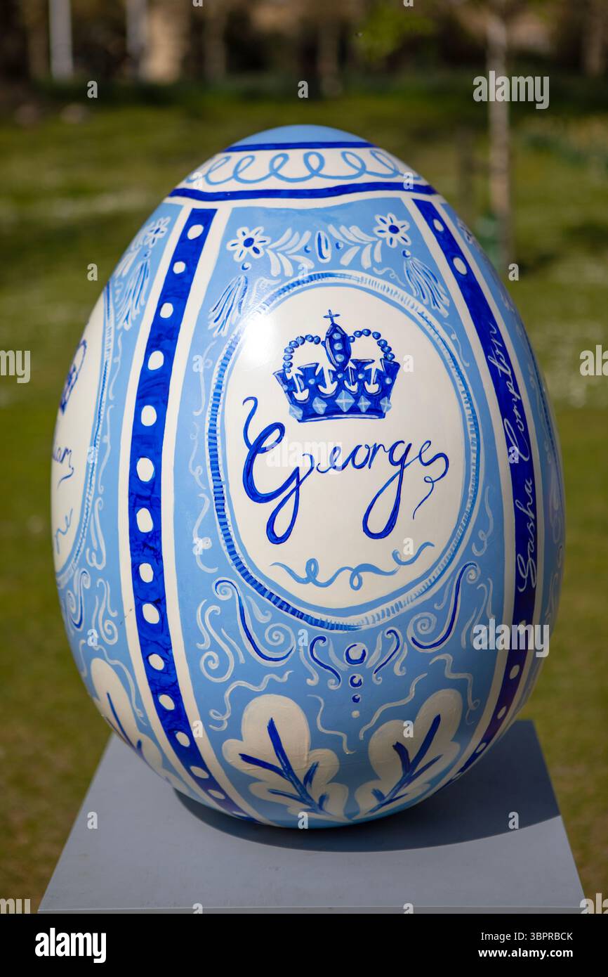 Londres, Royaume-Uni - 8 avril 2025 : L'un des plus de 100 œufs décorés à grande échelle dispersés dans Londres, Royaume-Uni, pour les visiteurs à trouver dans le cadre du Big Egg H. Banque D'Images