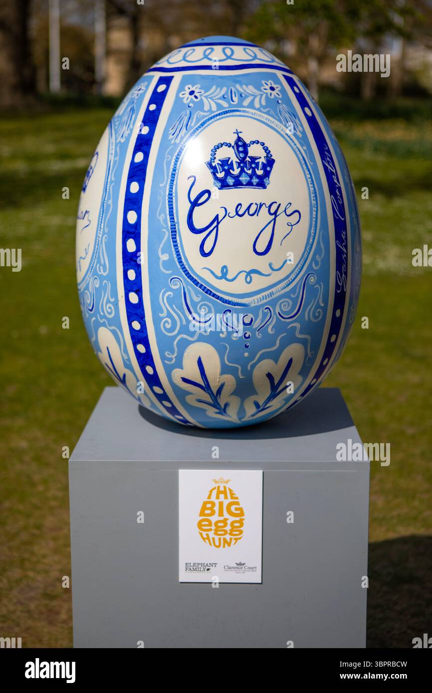 Londres, Royaume-Uni - 8 avril 2025 : L'un des plus de 100 œufs décorés à grande échelle dispersés dans Londres, Royaume-Uni, pour les visiteurs à trouver dans le cadre du Big Egg H. Banque D'Images
