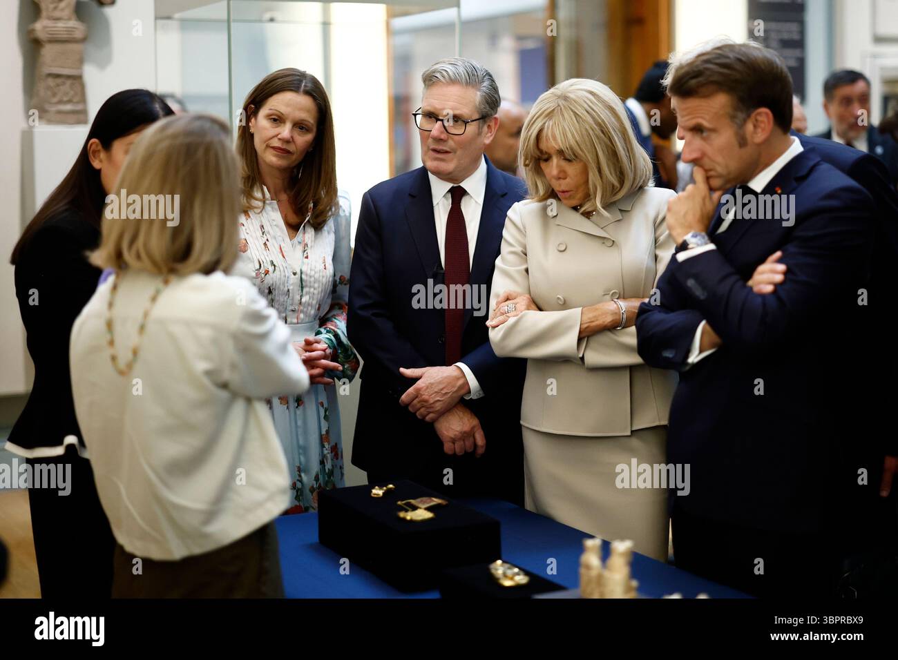 Le premier ministre Sir Keir Starmer, le président français Emmanuel Macron et son épouse Brigitte regardent les échiquiers Lewis qui seront prêtés à la France en échange de la tapisserie de Bayeux, lors d'une visite au British Museum de Londres, le deuxième jour de la visite d'État du président français au Royaume-Uni. Date de la photo : mercredi 9 juillet 2025. Banque D'Images