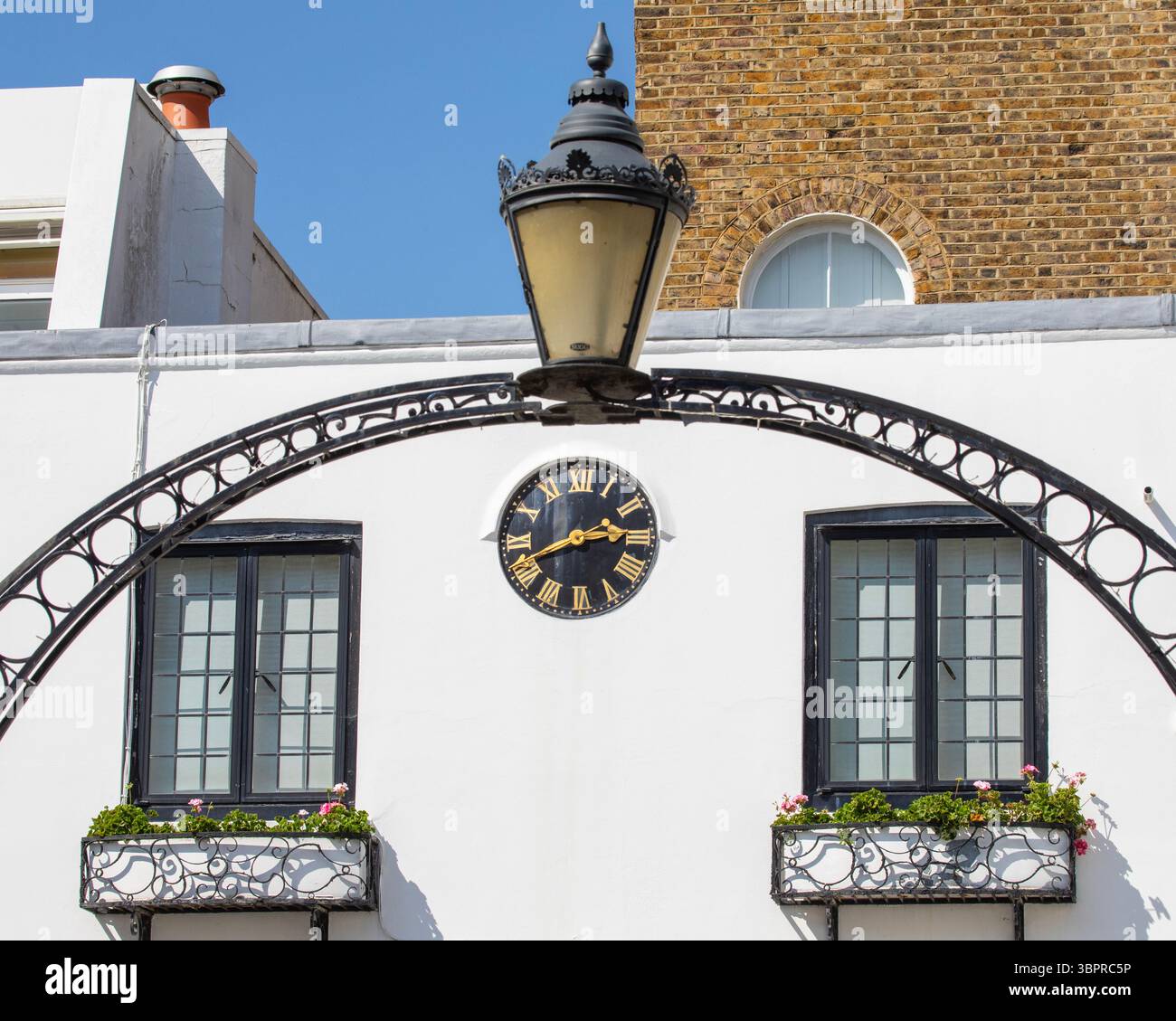 Vue de la belle architecture sur Ennismore Street dans le quartier de Kensington à Londres, Royaume-Uni. Banque D'Images