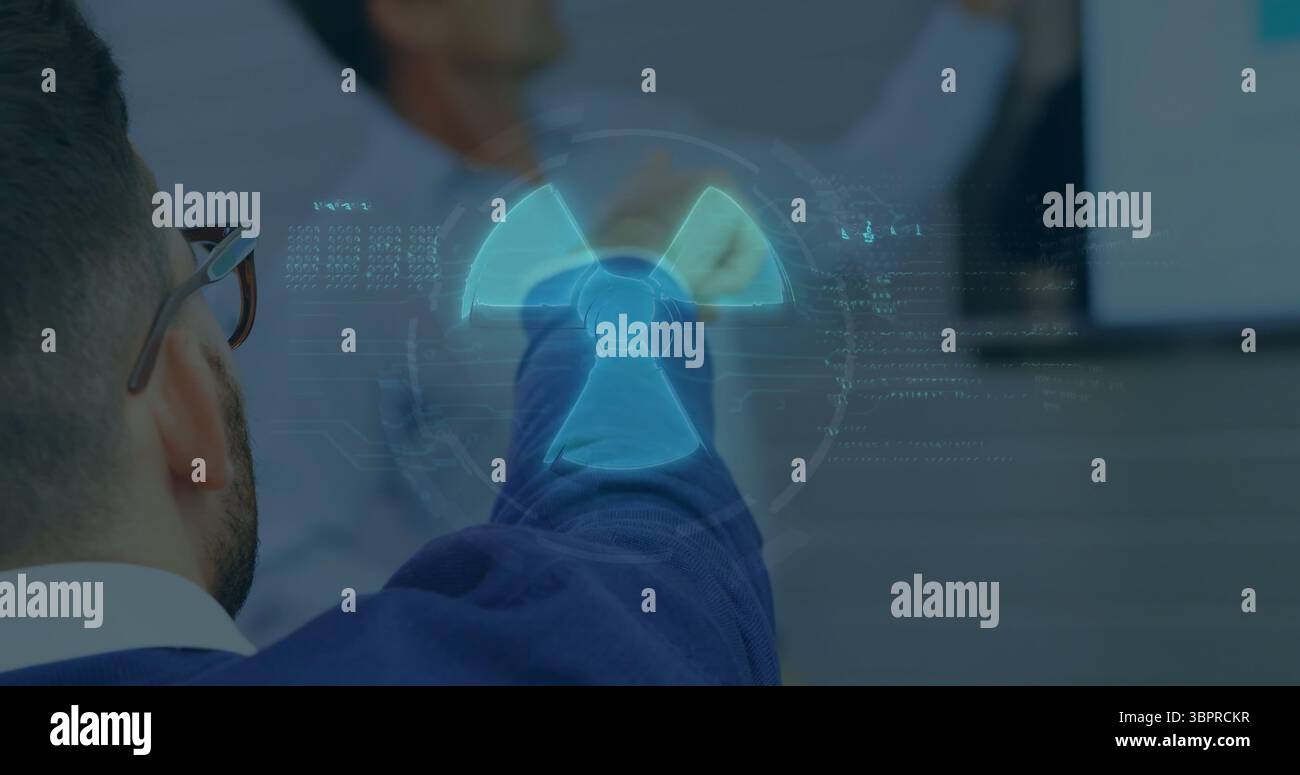 Pointage d'une personne en costume manipulant un symbole de danger de rayonnement flottant dans la salle de réunion, espace de copie Banque D'Images