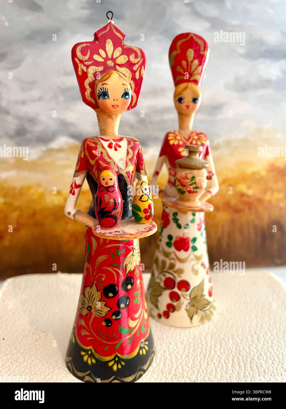 Gros plan de poupées russes vintage peintes à la main. - Image de stock capturée avec un smartphone