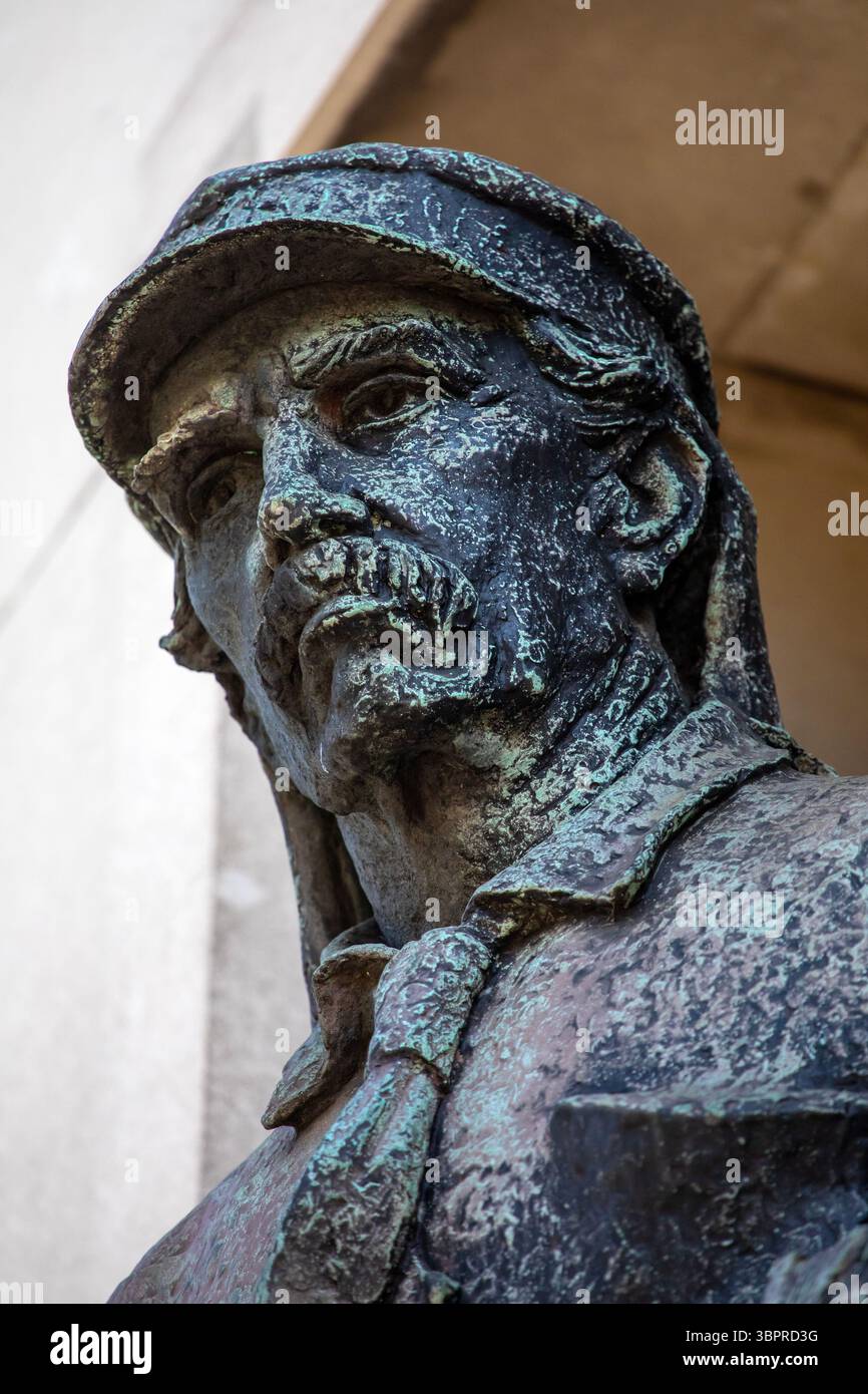 Londres, Royaume-Uni - 29 avril 2025 : Statue de David Livingstone, située sur Kensington Gore à Kensington, Londres. Lvingstone était un médecin écossais et e. Banque D'Images