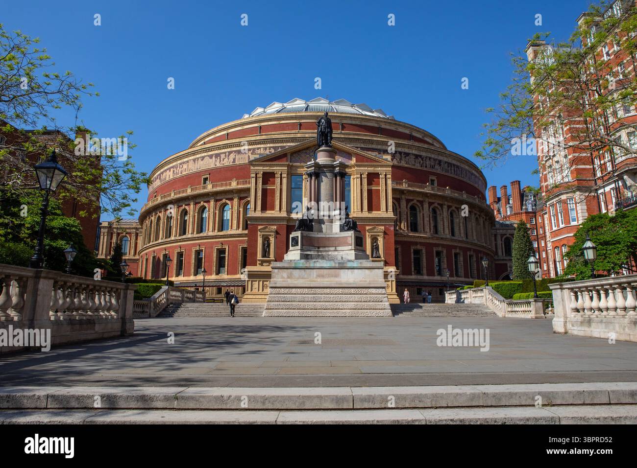Londres, Royaume-Uni - 29 avril 2025 : en regardant les marches de Prince Consort Road vers l'emblématique Royal Albert Hall à Kensington, Londres, Royaume-Uni. Banque D'Images