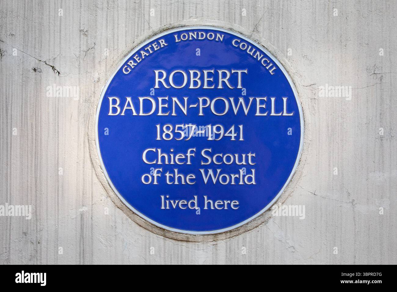 Londres, Royaume-Uni - 29 avril 2025 : une plaque bleue à Hyde Park Gate à Kensington, Londres, marquant l'endroit où le chef scout du monde Robert Baden-Powell a vécu. Banque D'Images