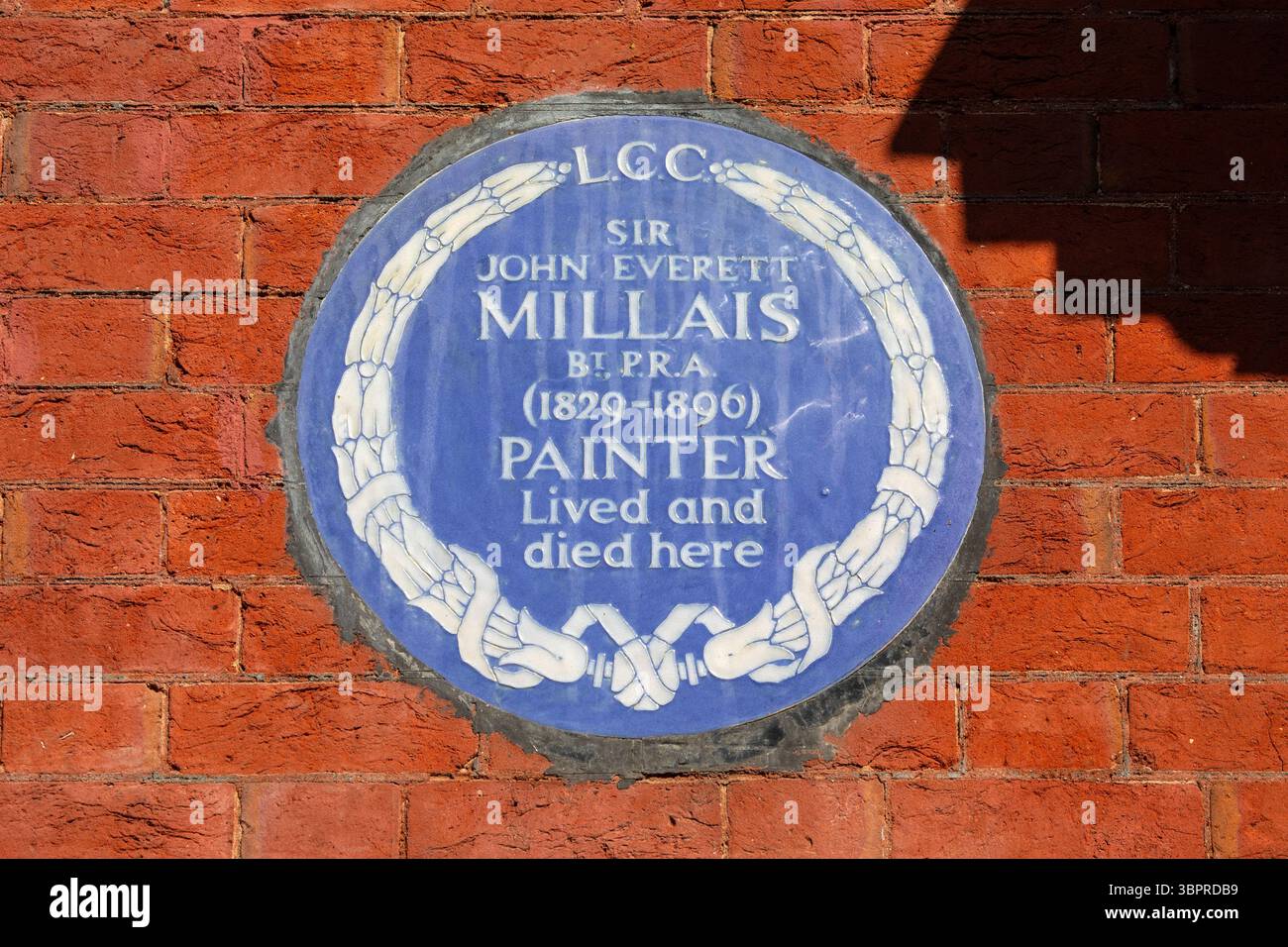 Londres, Royaume-Uni - 29 avril 2025 : une plaque bleue au Palace Gate à Kensington, Londres, marquant l'endroit où le célèbre peintre Sir John Everett Millais a vécu et est mort Banque D'Images