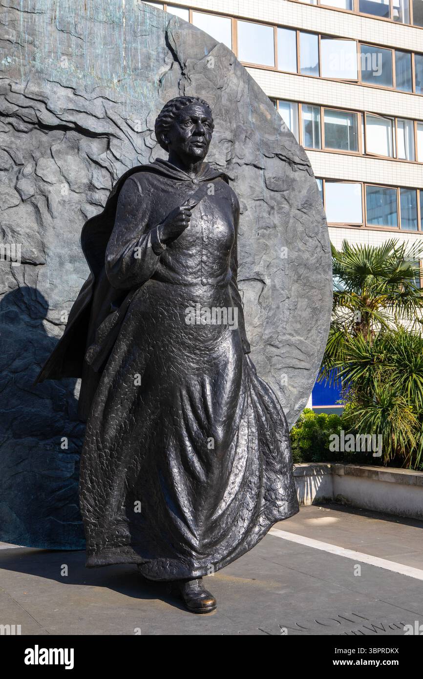 Londres, Royaume-Uni - 29 avril 2025 : Mary Seacole Memorial Statue, située à l'hôpital réunissant Thomas à Londres, Royaume-Uni. Mary Seacole était une infirmière célèbre pour sa baguette Banque D'Images