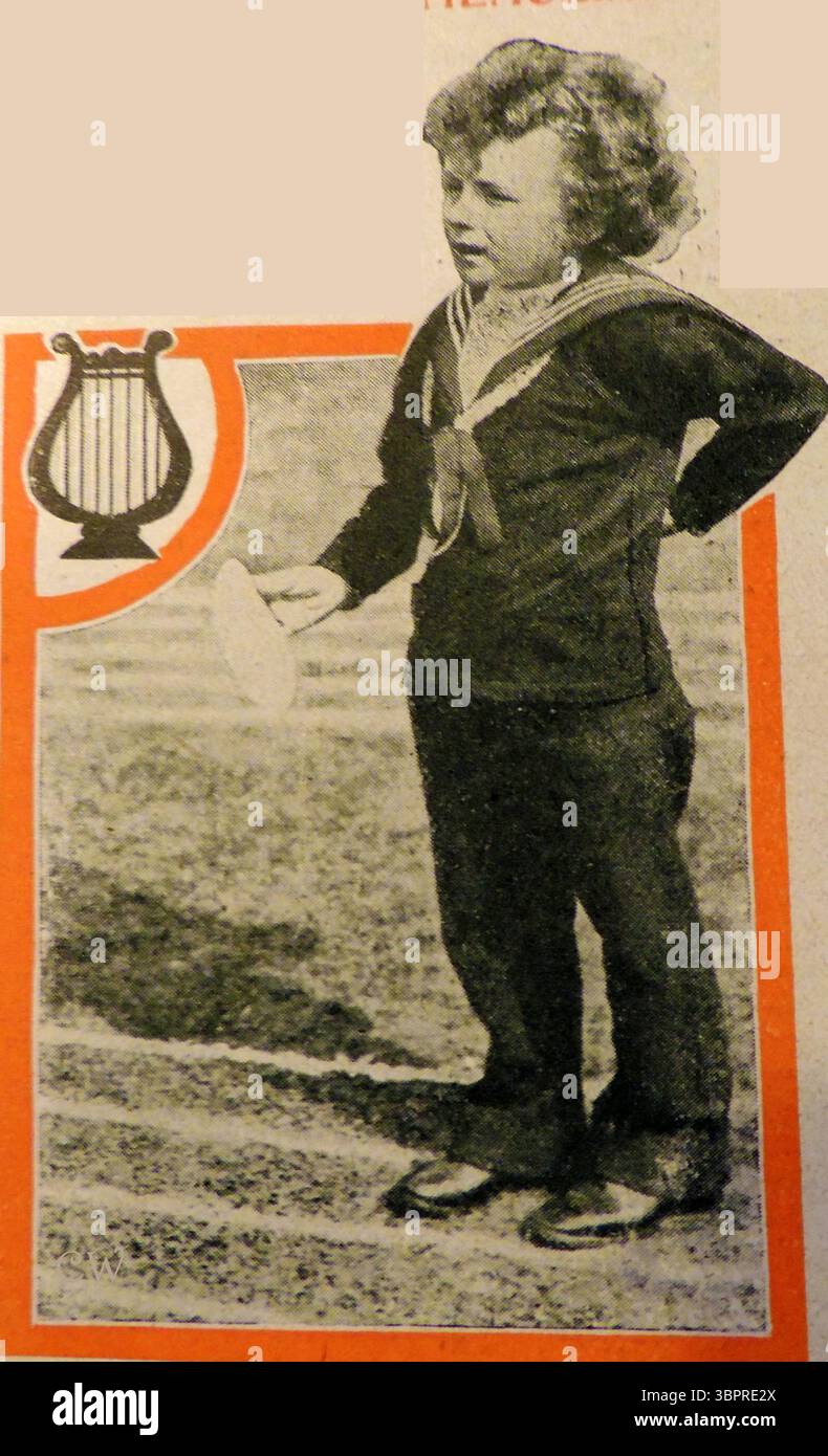 Écolier britannique en 1915 apprenant la musique à l'extérieur, en utilisant des partitions musicales dessinées à la craie sur le terrain de jeu Banque D'Images