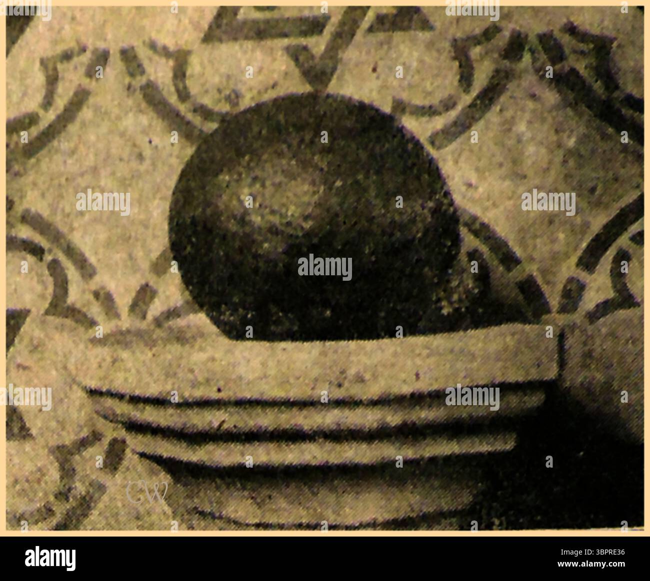 Une photo de presse de 1915 - - Un ballon canon de la guerre civile qui est tombé à travers le toit de l'église précédente construit sur le même site à Tockholes, Lancashire UK. Une version ultérieure de l'histoire dit que le boulet de canon a été trouvé encastré dans le mur de l'ancienne église St Stephen. De nombreuses autres reliques de bataille ont été trouvées dans le district ainsi que les restes de quarante chevaux Banque D'Images