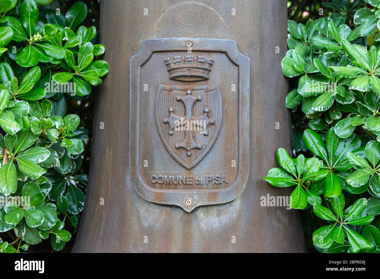 Un lampadaire représentant les armoiries officielles de la ville de Pise en Italie. Banque D'Images