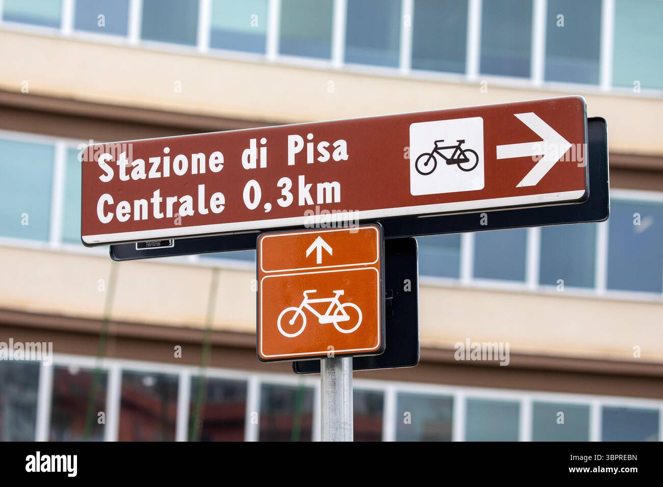 Panneau indiquant la direction de la gare centrale de Pise - la gare centrale dans la ville de Pise en Italie. Banque D'Images