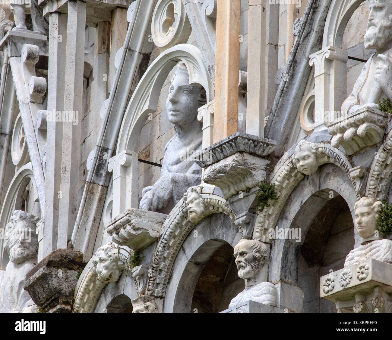 Détail extérieur du baptistère de Pise de membres Jean, également connu sous le nom de Battistero di San Giovanni, situé sur la Piazza dei Miracoli dans la ville de Pise, Banque D'Images