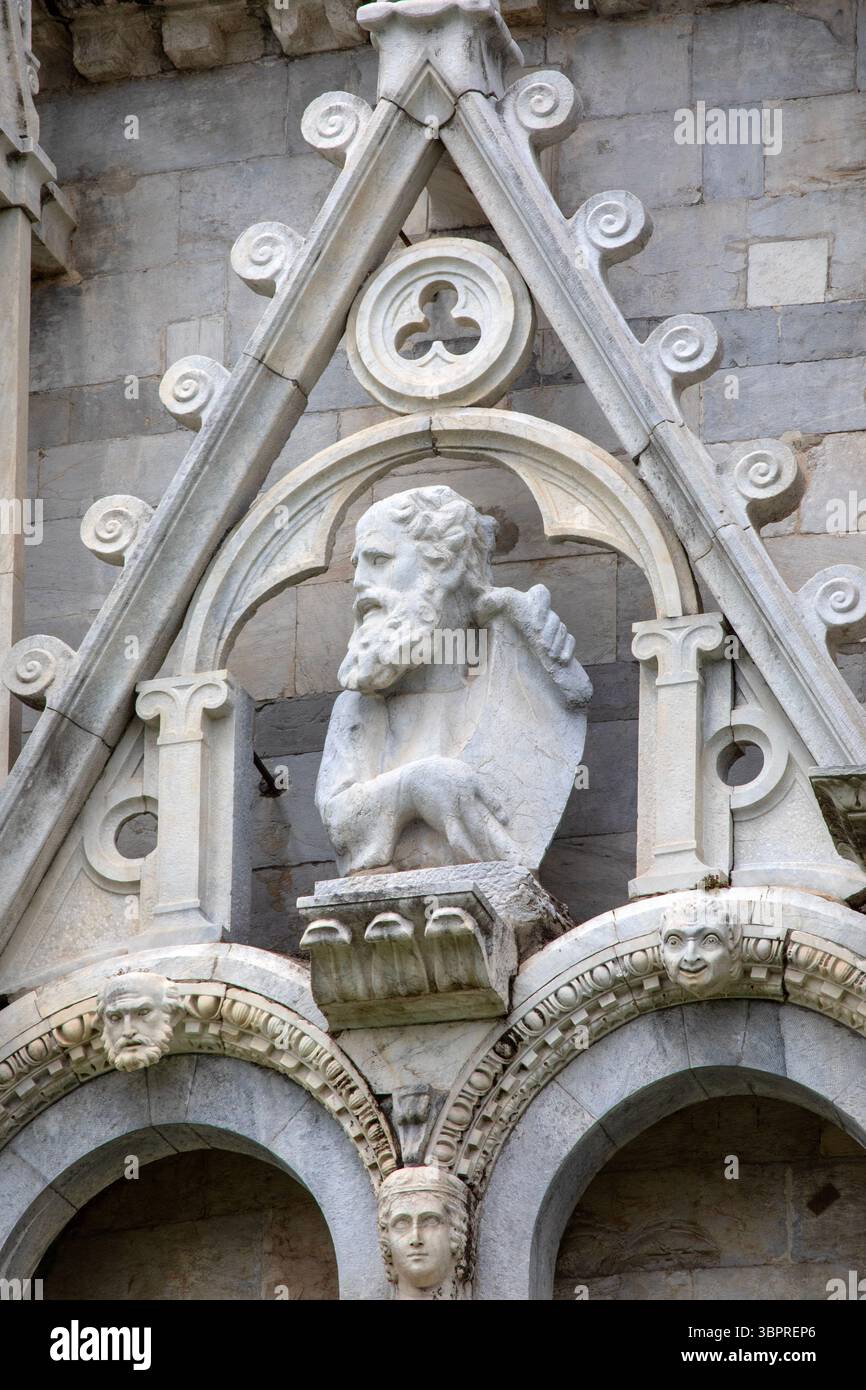 Détail extérieur du baptistère de Pise de membres Jean, également connu sous le nom de Battistero di San Giovanni, situé sur la Piazza dei Miracoli dans la ville de Pise, Banque D'Images