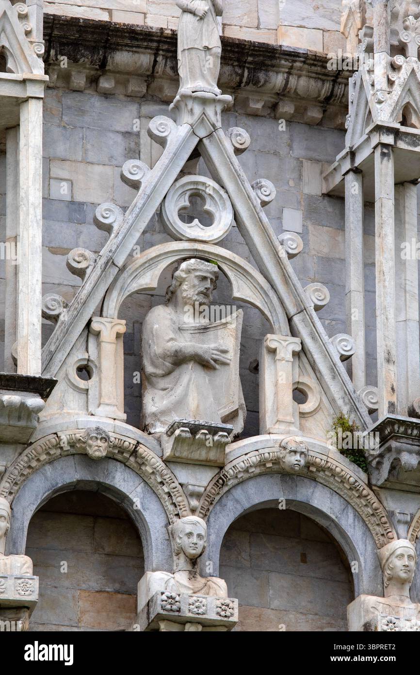 Détail extérieur du baptistère de Pise de membres Jean, également connu sous le nom de Battistero di San Giovanni, situé sur la Piazza dei Miracoli dans la ville de Pise, Banque D'Images